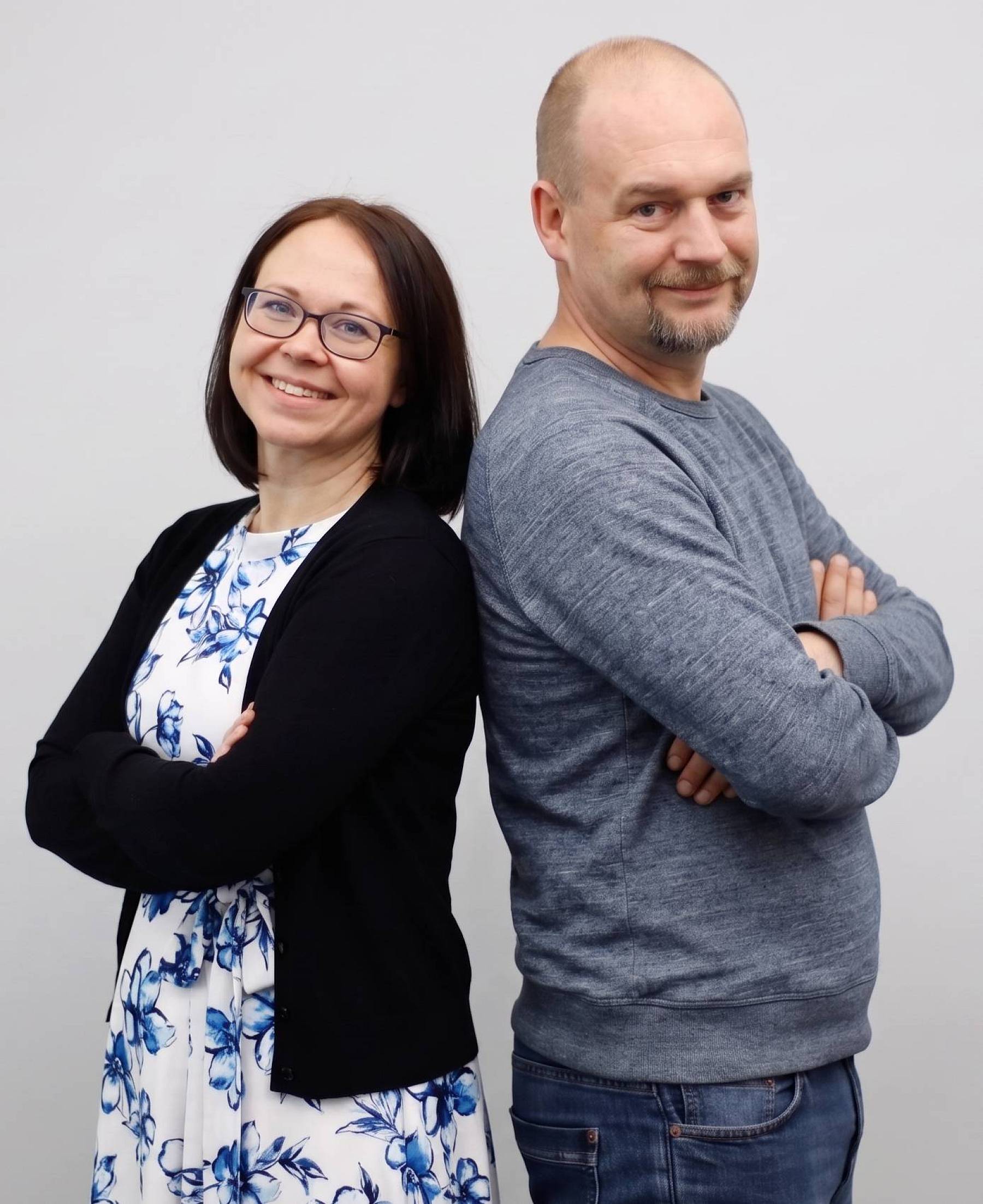 Bild von Alexandra & Markus Thomas, die Rücken an Rücken für den Erfolg ihrer Kunden stehen.