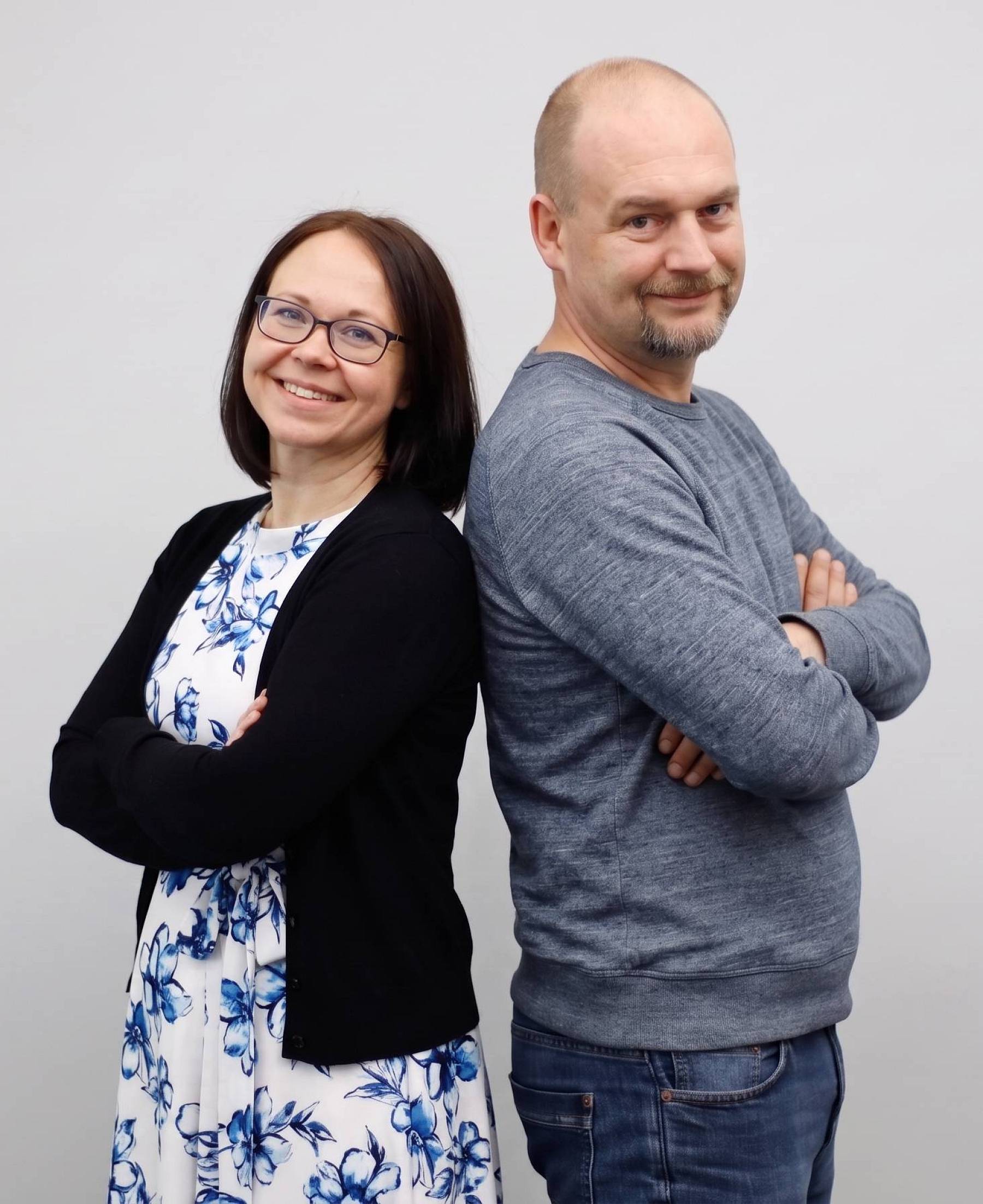 Bild von Alexandra & Markus Thomas, die Rücken an Rücken für den Erfolg ihrer Kunden stehen.