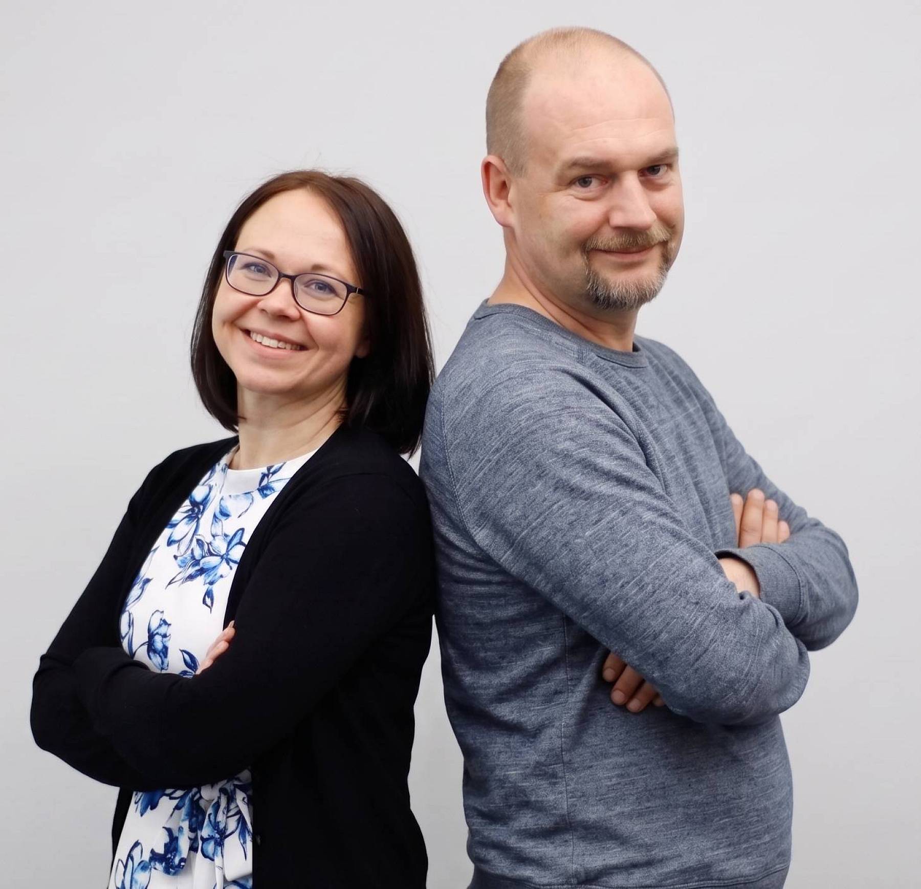 Bild von Alexandra und Markus, Rücken an Rücken.