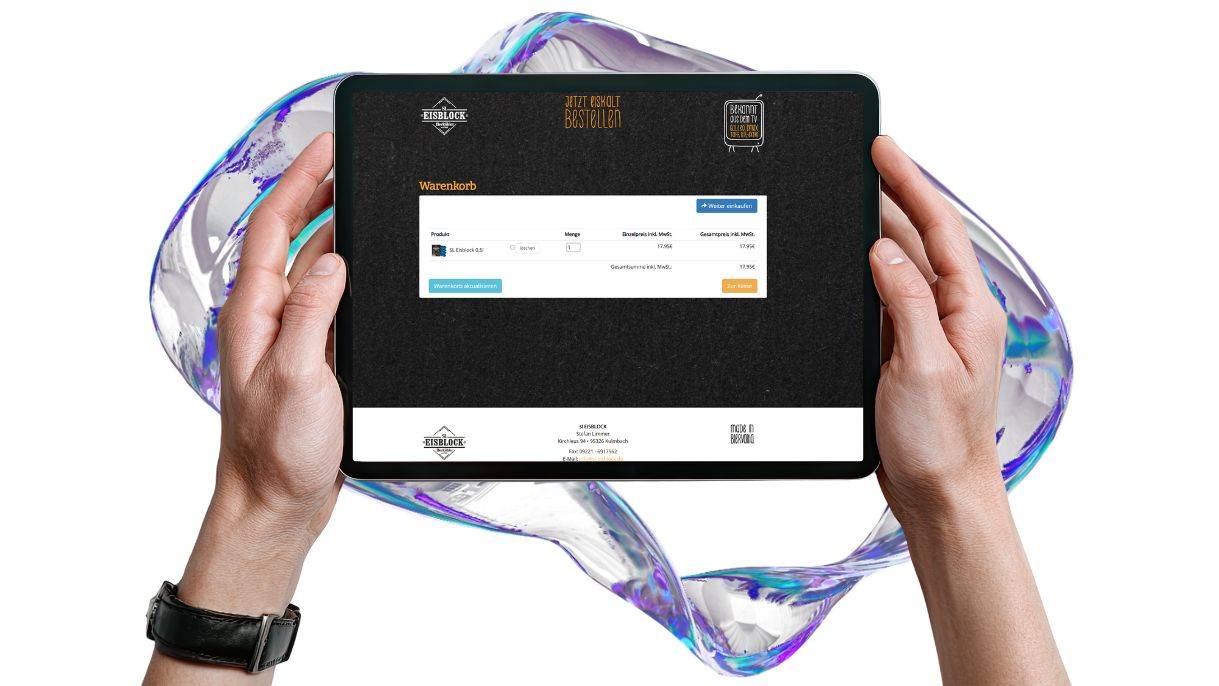 Zwei Hände halten ein Tablet im Querformat und zeigen die Bestellseite des SL Eisblock.