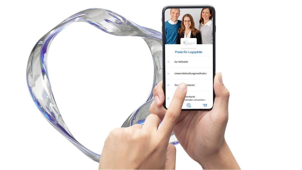 Eine Hand hält ein Smartphone, auf dem die digitale Visitenkarte der Logopädiepraxis von Mareike Haas zu sehen ist. Eine weitere Hand tippt mit einem Finger auf den Punkt „Termin vereinbaren“.